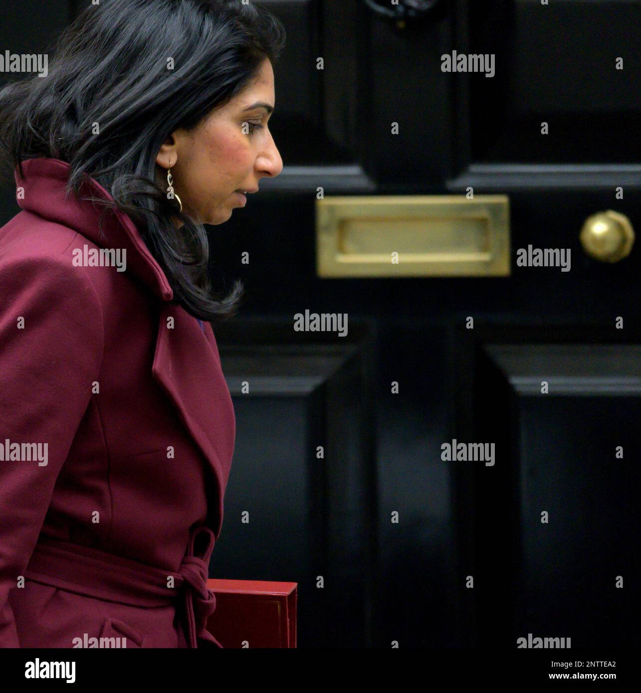 Suella Braverman QC MP (Segretaria domestica) arrivo a Downing Street per una riunione di emergenza del gabinetto, 27th febbraio 2023 Foto Stock