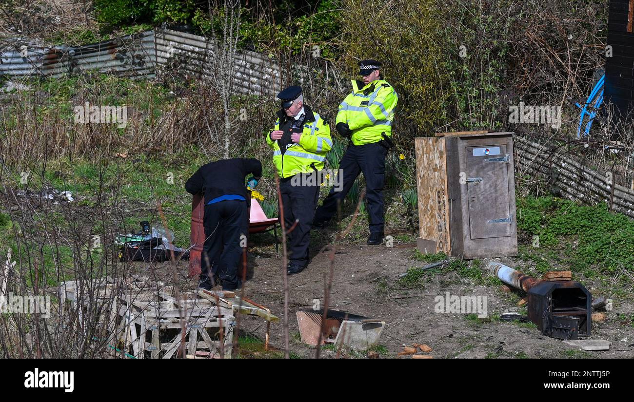 Brighton UK 28th febbraio 2023 - polizia alla ricerca di un bambino scomparso agli allotments vicino a dove la coppia mancante Costanza Marten ed il suo socio Mark Gordon sono stati trovati in Stanmer Villas Brighton ieri notte . Ci è ora un'operazione importante di ricerca per trovare il loro bambino che non era con loro quando trovato: Accreditamento Simon Dack / Alamy Live News Foto Stock