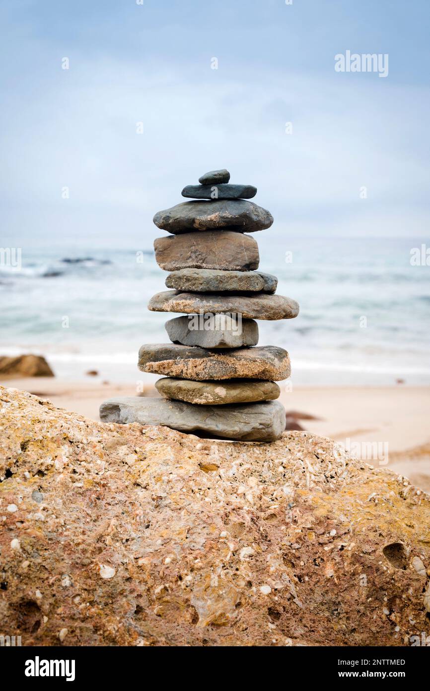 Cairn a Punta Paloma Beach, Tarifa, Provincia di Cadice, Andalusia, Spagna Foto Stock