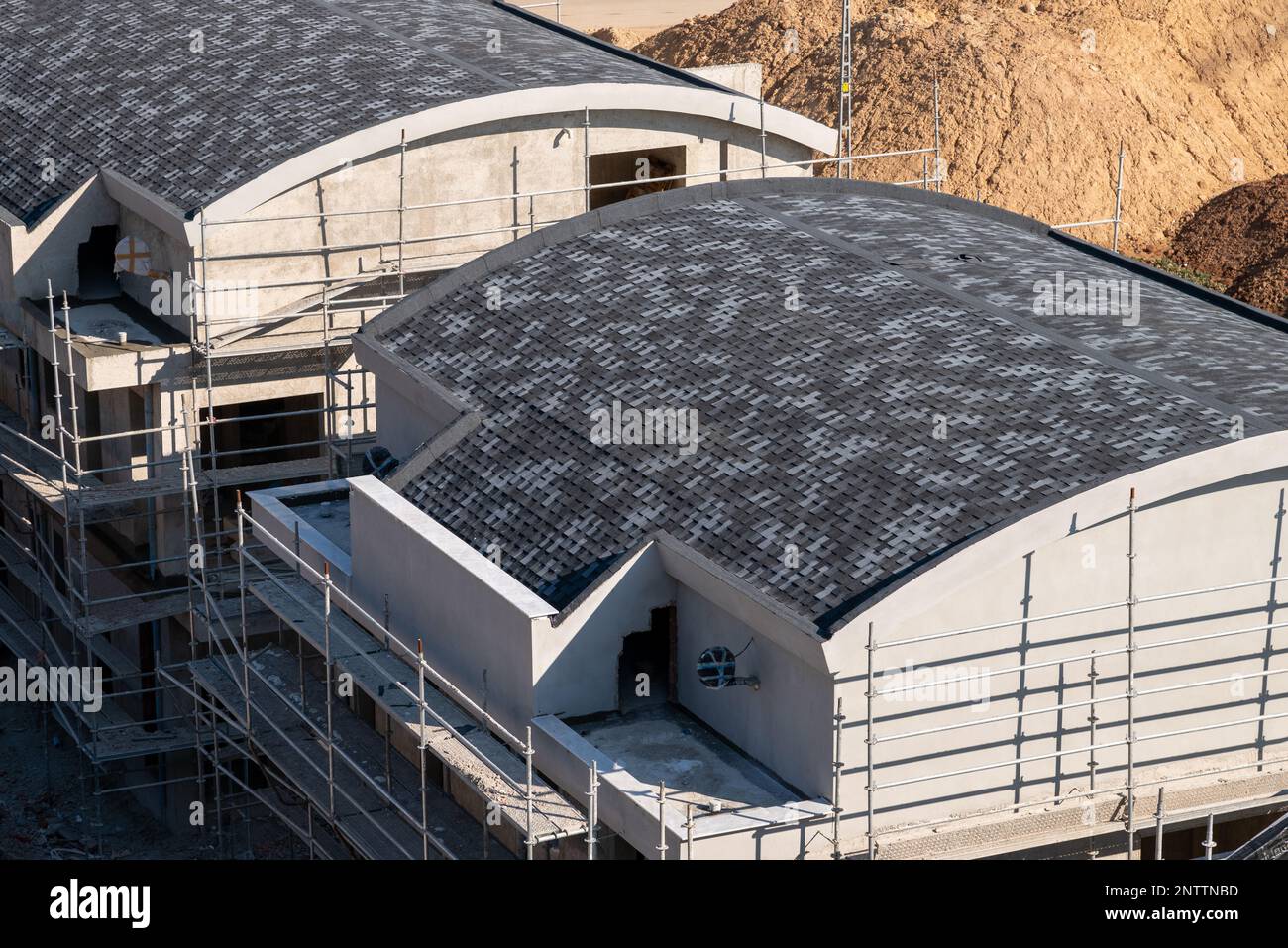 Ciottoli coperti sul tetto di un edificio residenziale di recente costruzione Foto Stock