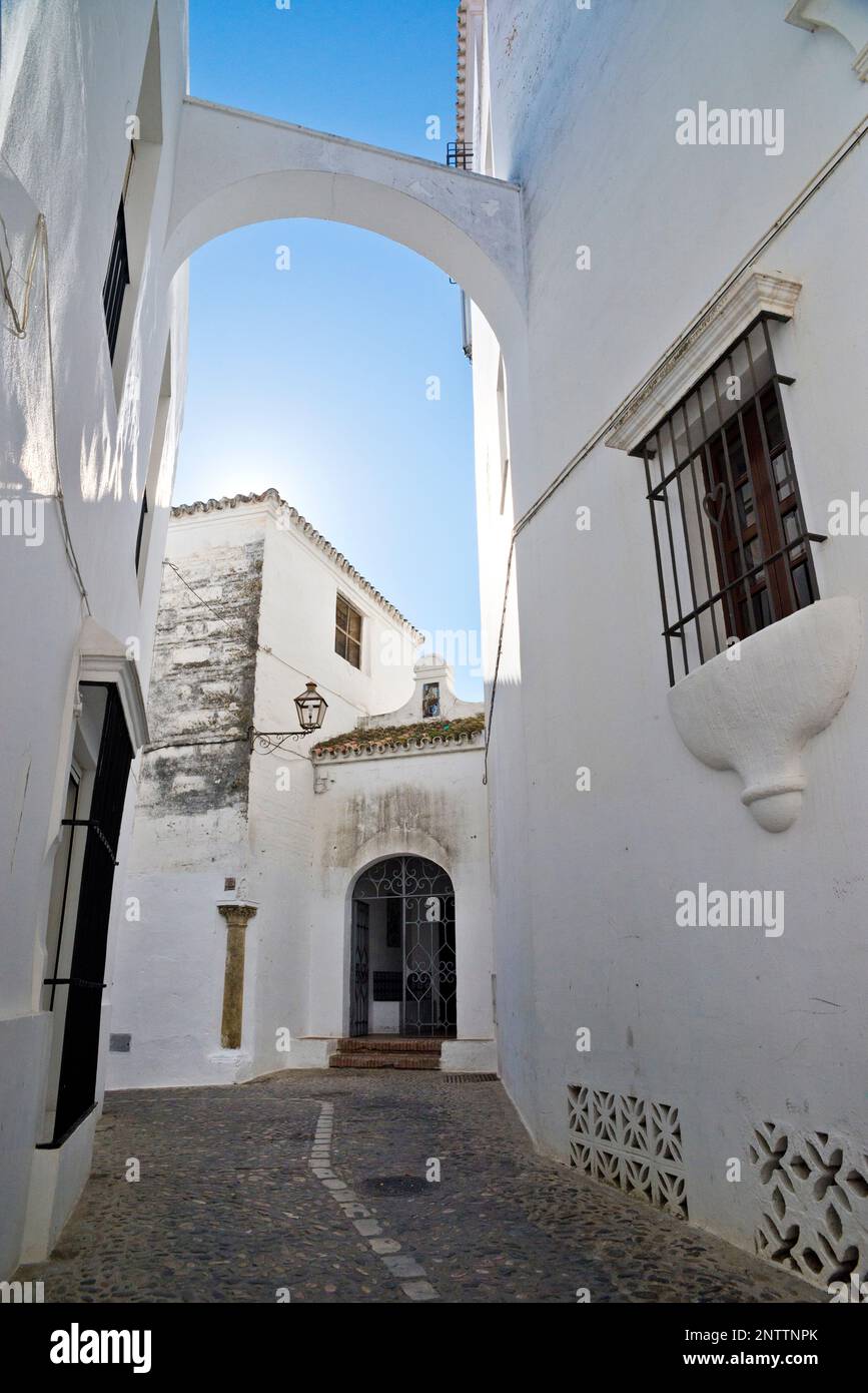 Strade e archi della città vecchia ad Arcos de la Frontera, provincia di Cadice, Andalusia, Spagna Foto Stock