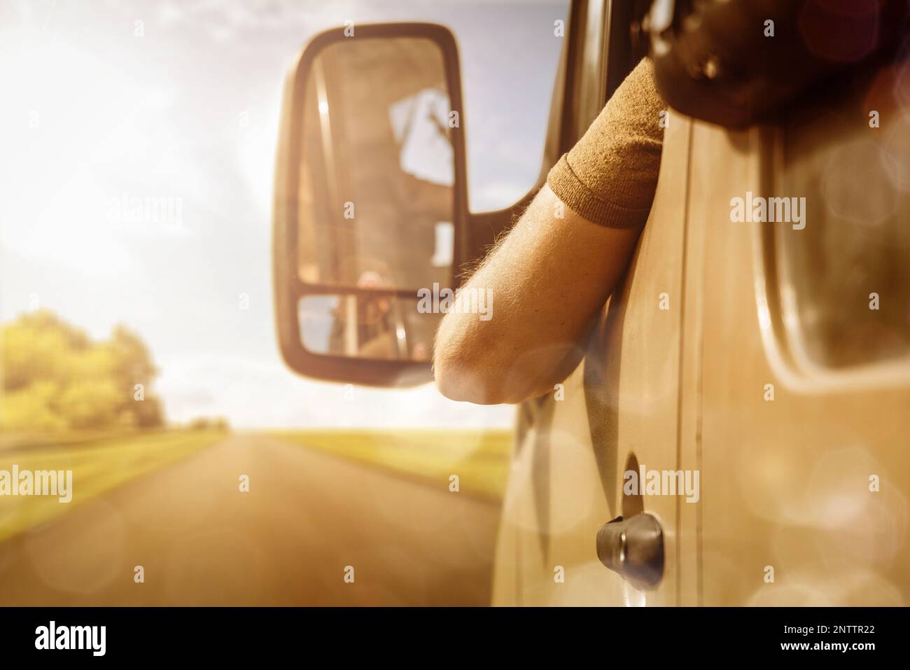 Braccio di un conducente di furgone appeso al finestrino Foto Stock
