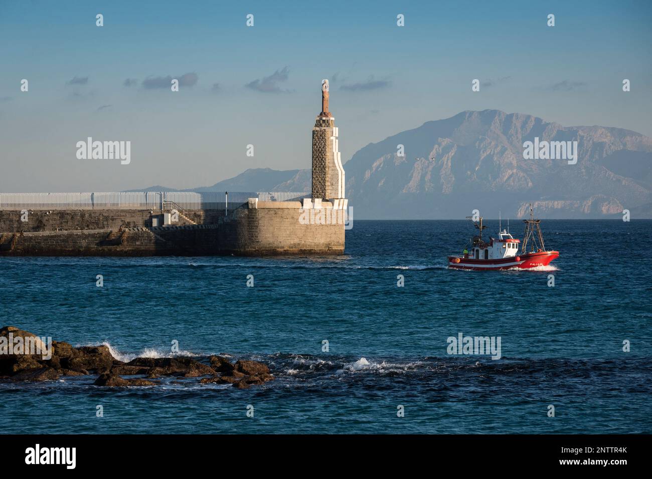 Nave da pesca rossa che lascia il porto di Tarifa, provincia di Cadice, Andalusia, Spagna Foto Stock
