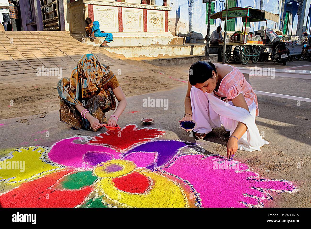 Donne che fanno rangoli,Gangaur festival,pushkar, Rajasthan, India Foto Stock