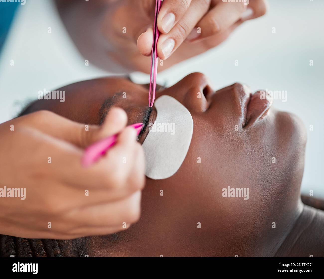 Trucco, estensioni ciglia e salone con donna nera per la cura di sé, bellezza e cosmetologia. Relax, benessere e cosmetici con cliente ragazza e. Foto Stock