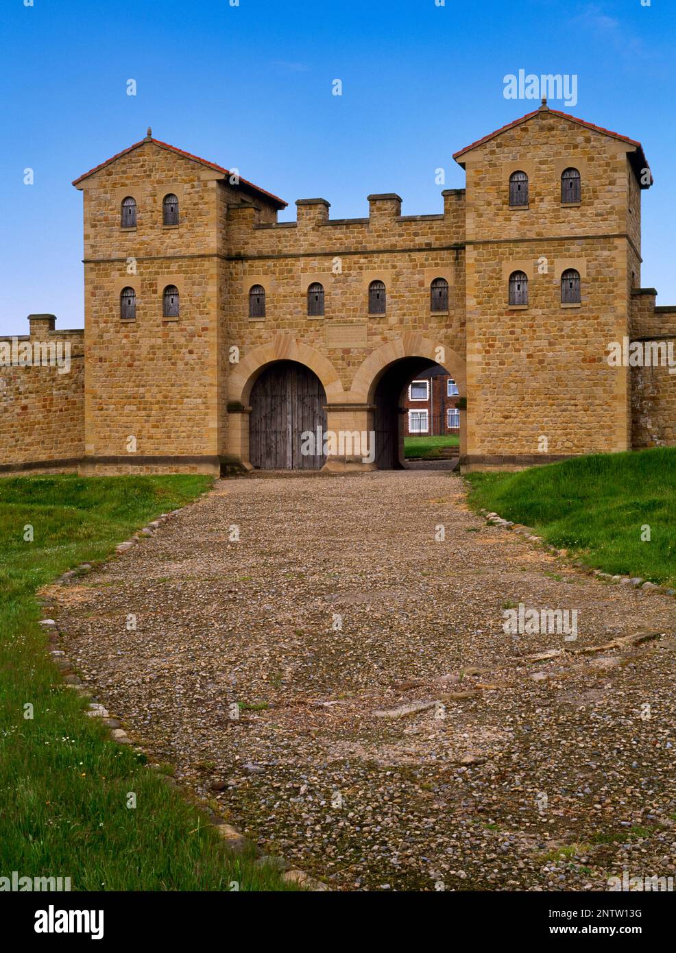 Vista a nord-est della porta W di South Shields (Arbeia), fortezza romana, Tyne and Wear, Inghilterra, Regno Unito, ricostruita nel 1988 sulle pedane originali dopo lo scavo. Foto Stock