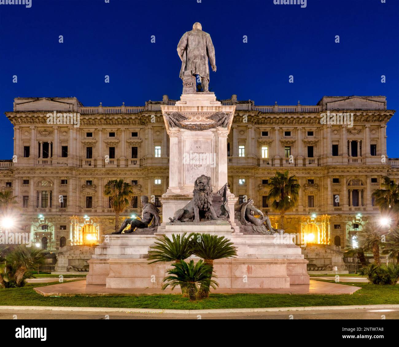Statua di Camillo Benso e retro del Palazzo di Giustizia in Piazza Cavour, Roma Foto Stock