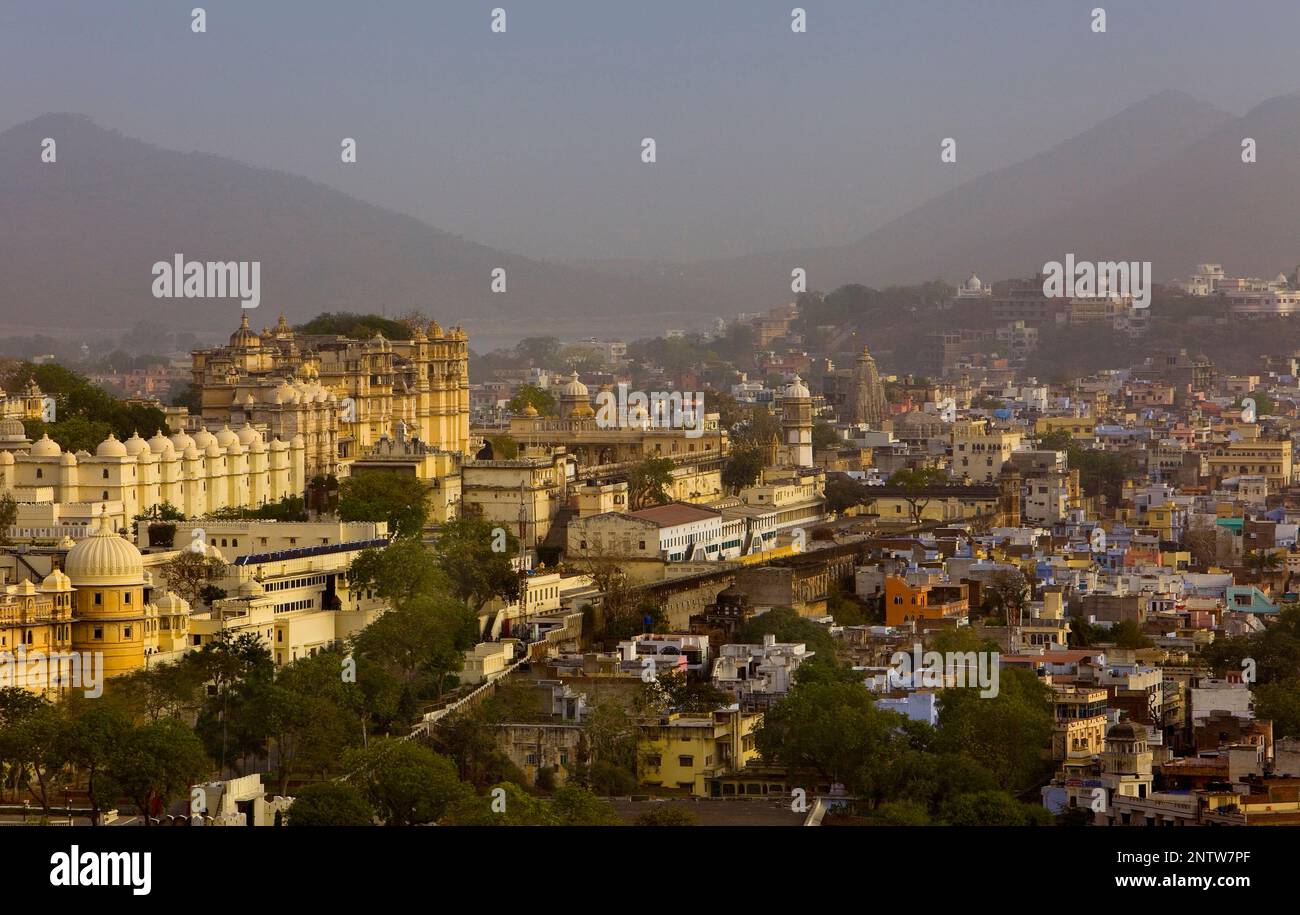 Palazzo di città e sullo skyline di Udaipur,Udaipur, Rajasthan, India Foto Stock