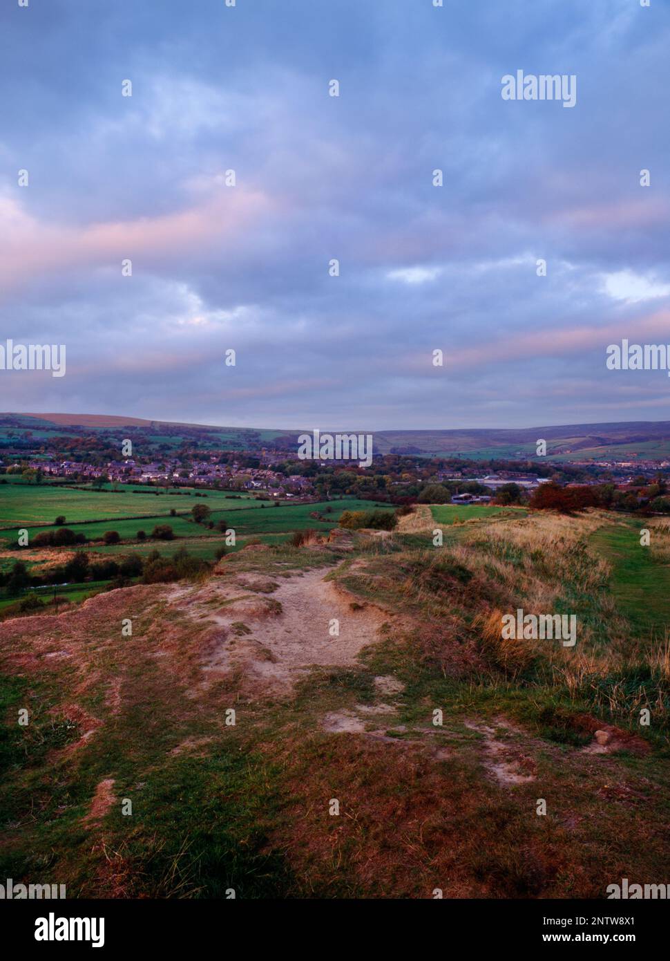 Angolo nord-ovest di Melandra Castle Roman Fort, Derbyshire, Inghilterra, Regno Unito, situato su uno sperone con una ripida scarpata che domina il fiume Etherow a W (L). Foto Stock