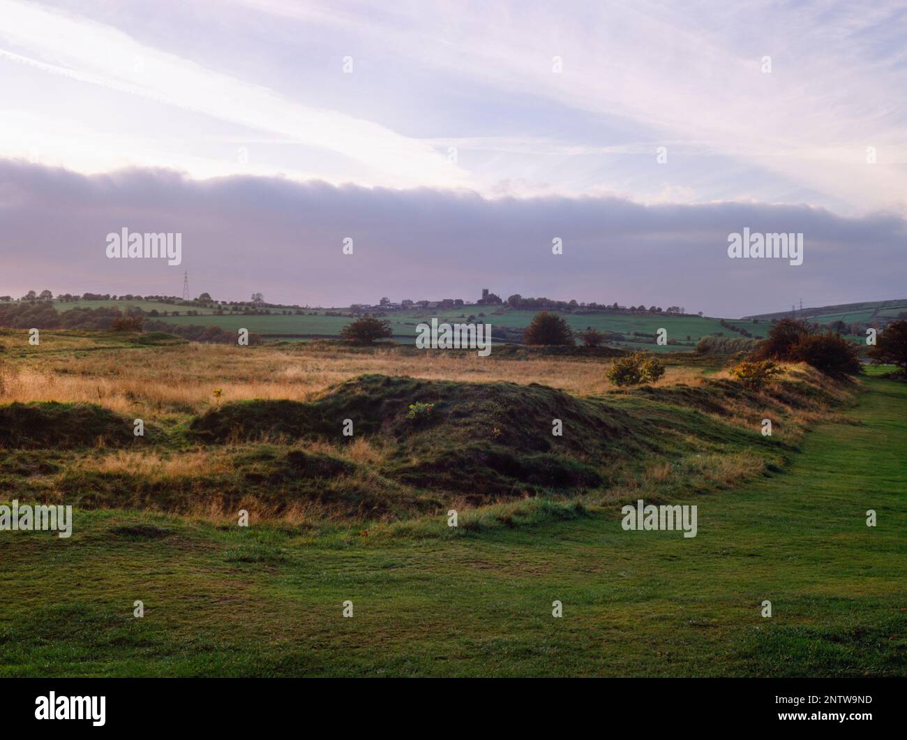 Angolo nord-est del forte romano del castello di Melandra, Derbyshire, Inghilterra, Regno Unito, guardando W verso Mottram a Longdendale: Mostra la posizione della torre d'angolo NE (centro) Foto Stock