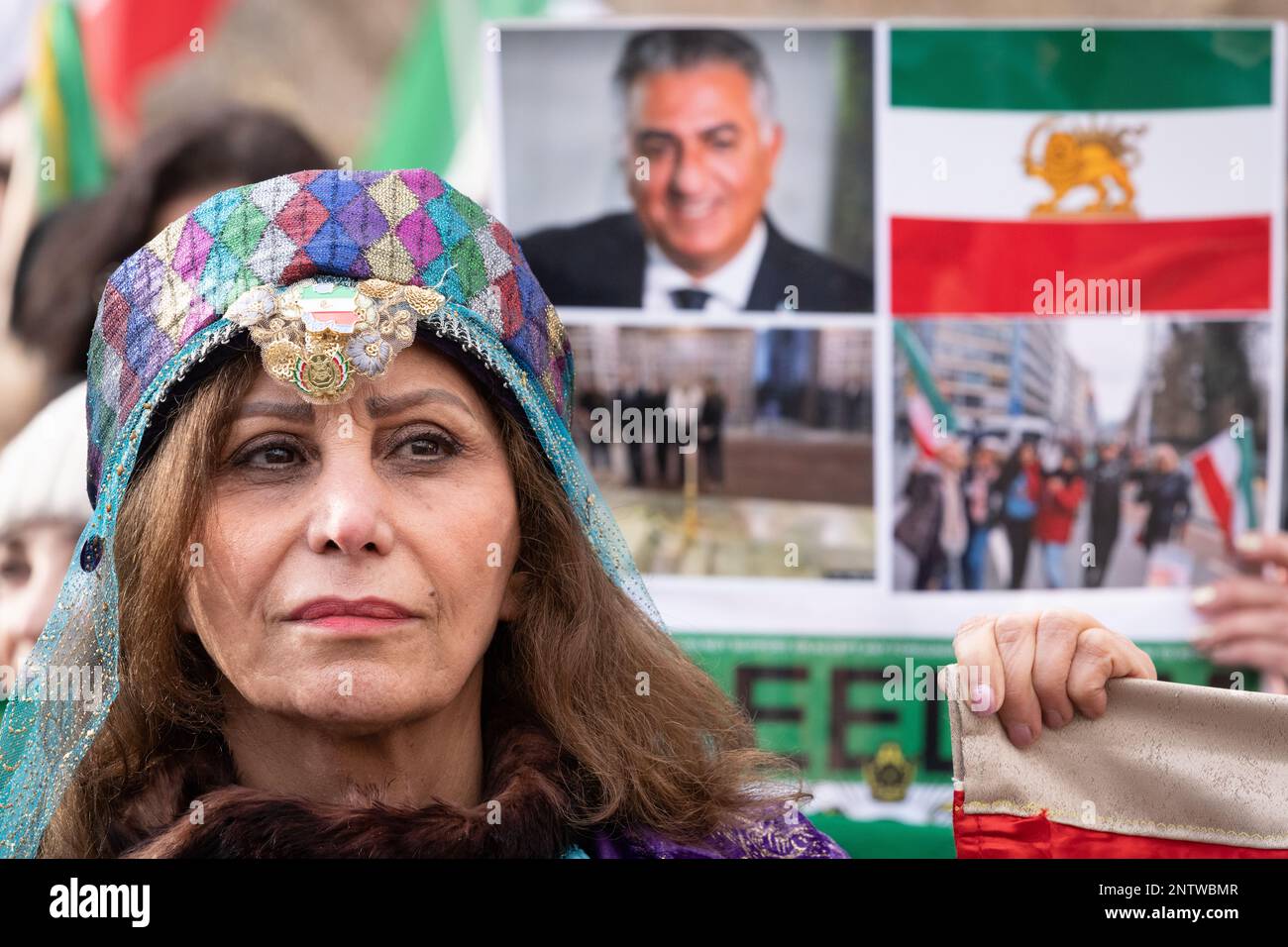 Londra, Regno Unito. 27 febbraio, 2023. I monarchici iraniani si riuniscono in Piazza del Parlamento per mostrare sostegno alla figura dell'opposizione Reza Pahlavi, il figlio della forma Foto Stock