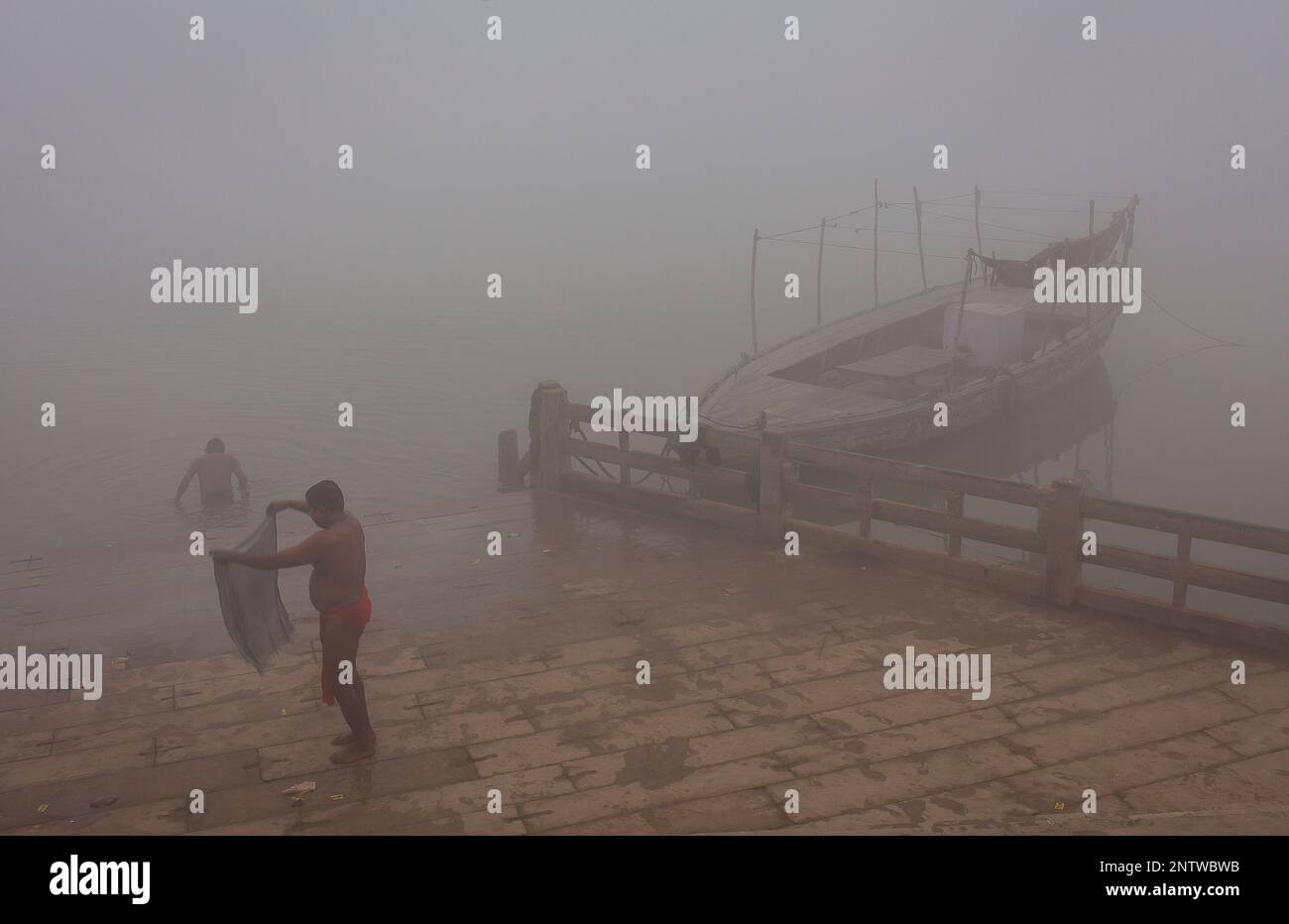 Pellegrini indù prendere un bagno santo, nel fiume Gange, Varanasi, Uttar Pradesh, India. Foto Stock