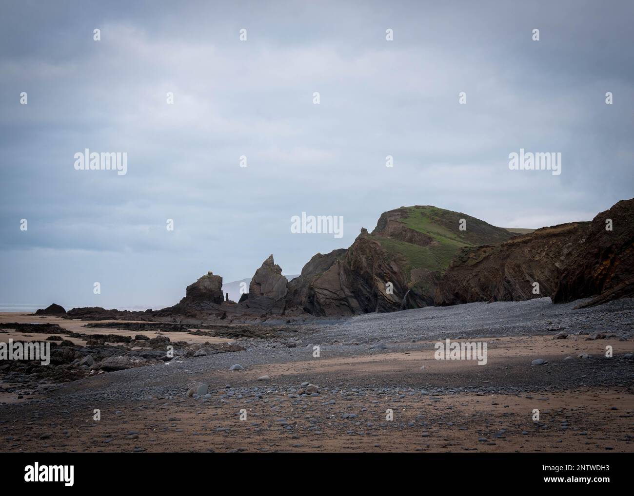 Sandymouth Beach vicino a Bude, Cornovaglia con bassa marea in una giornata nuvolosa Foto Stock