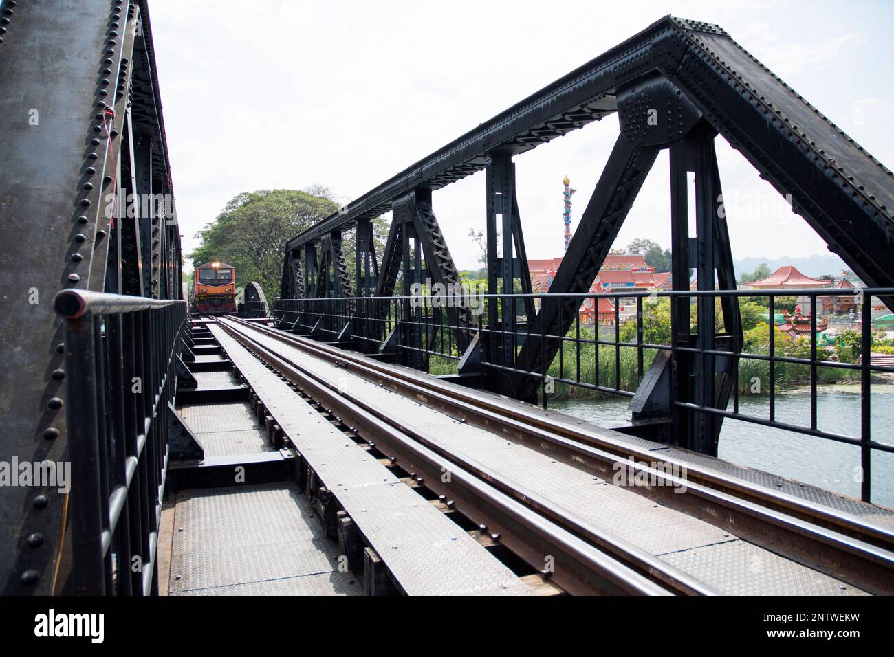 Il treno passeggeri passa attraverso il ponte sul fiume Kwai o il ponte della ferrovia della morte a Kanchanaburi, Thailandia. Faceva parte della costruzione ferroviaria di metri-gauge Foto Stock