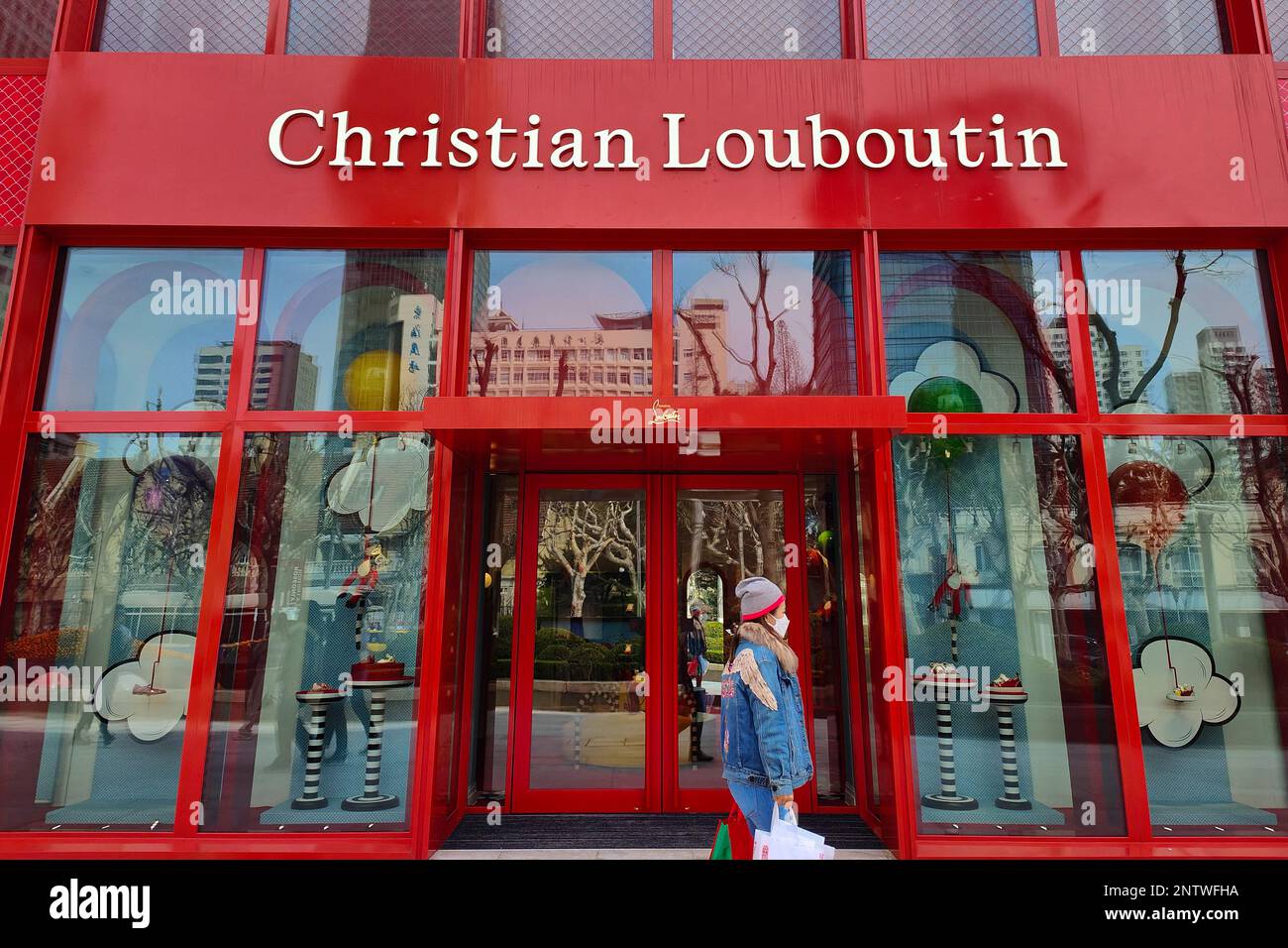 SHANGHAI, CINA - 28 FEBBRAIO 2023 - i pedoni passano davanti al negozio di punta di Christian Louboutin a Shanghai, Cina, 28 febbraio 2023. christi Foto Stock