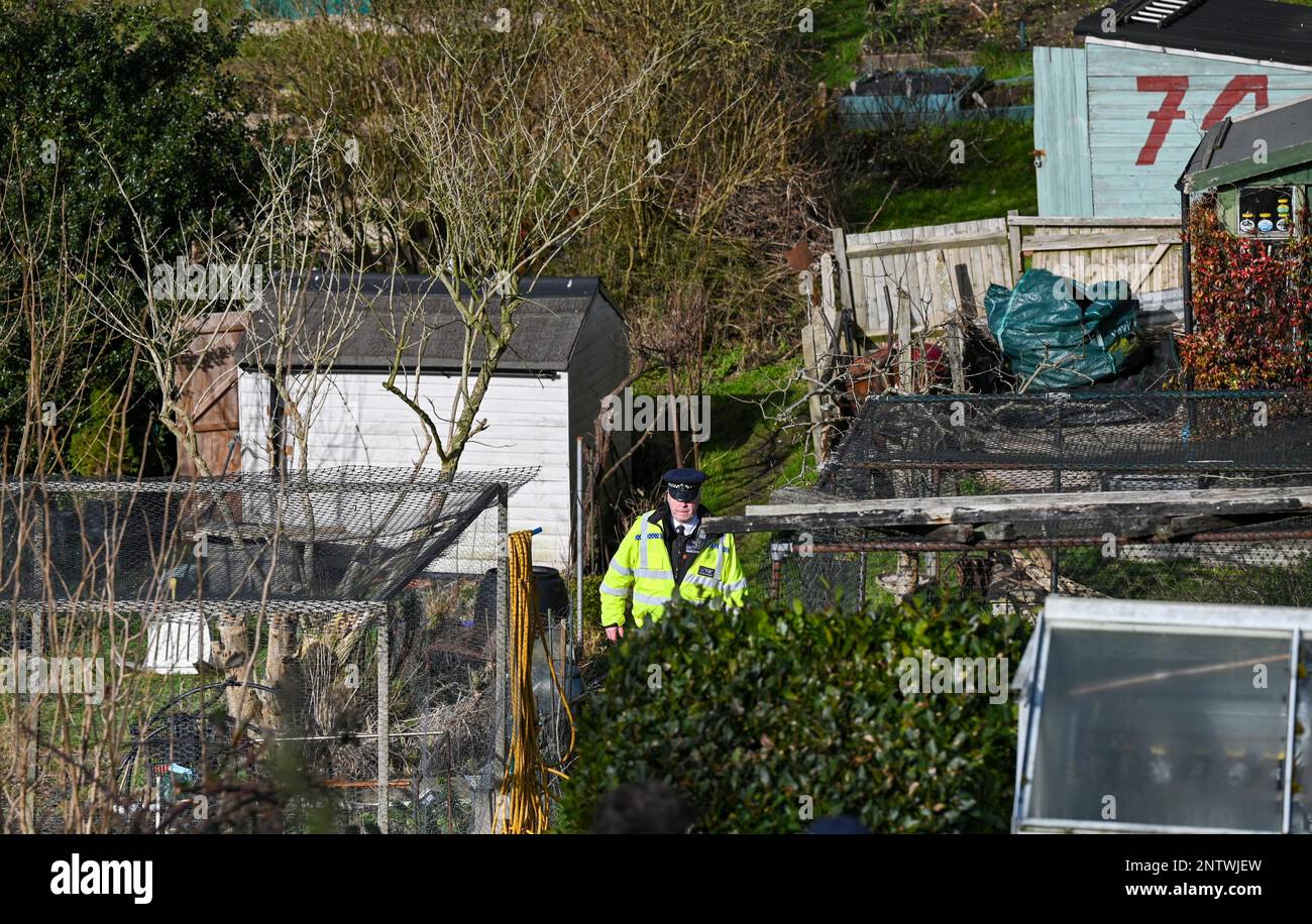 Brighton UK 28th febbraio 2023 - polizia alla ricerca di un bambino scomparso presso le assegnazioni della Roedale Valley a Brighton vicino a dove la coppia mancante Costanza Marten e il suo partner Mark Gordon sono stati trovati a Stanmer Villas Brighton ieri sera . Ci è ora un'operazione importante di ricerca per trovare il loro bambino che non era con loro quando trovato: Accreditamento Simon Dack / Alamy Live News Foto Stock