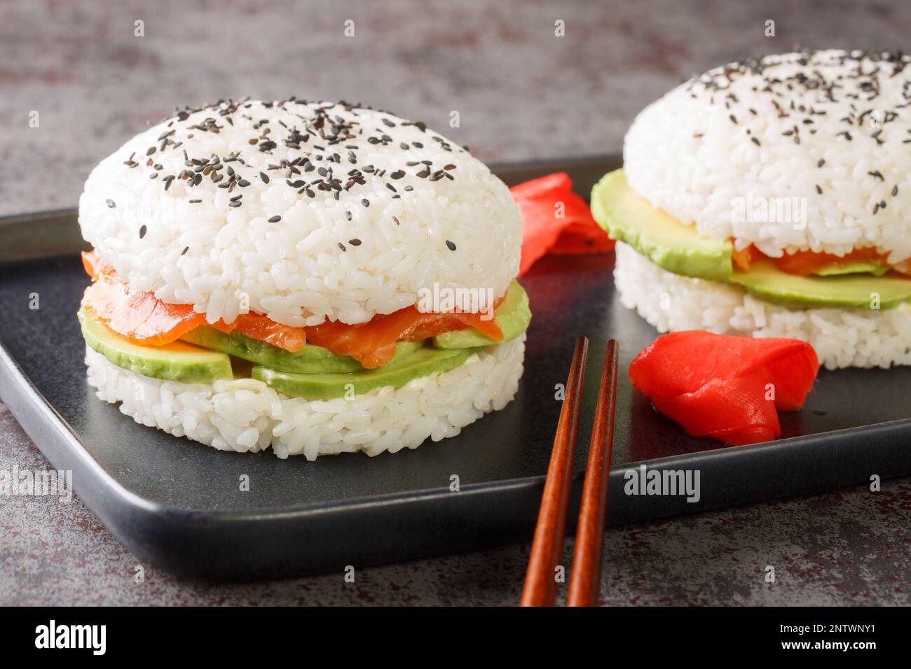 Delizioso e squisito hamburger di sushi con verdure e pesce di salmone come primi piatti giapponesi. Orizzontale Foto Stock