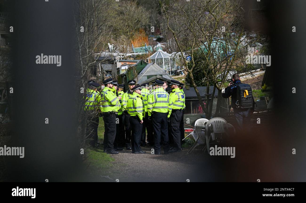 Brighton UK 28th febbraio 2023 - polizia alla ricerca di un bambino scomparso agli allotments vicino a dove la coppia mancante Costanza Marten ed il suo socio Mark Gordon sono stati trovati in Stanmer Villas Brighton ieri notte . Ci è ora un'operazione importante di ricerca per trovare il loro bambino che non era con loro quando trovato: Accreditamento Simon Dack / Alamy Live News Foto Stock