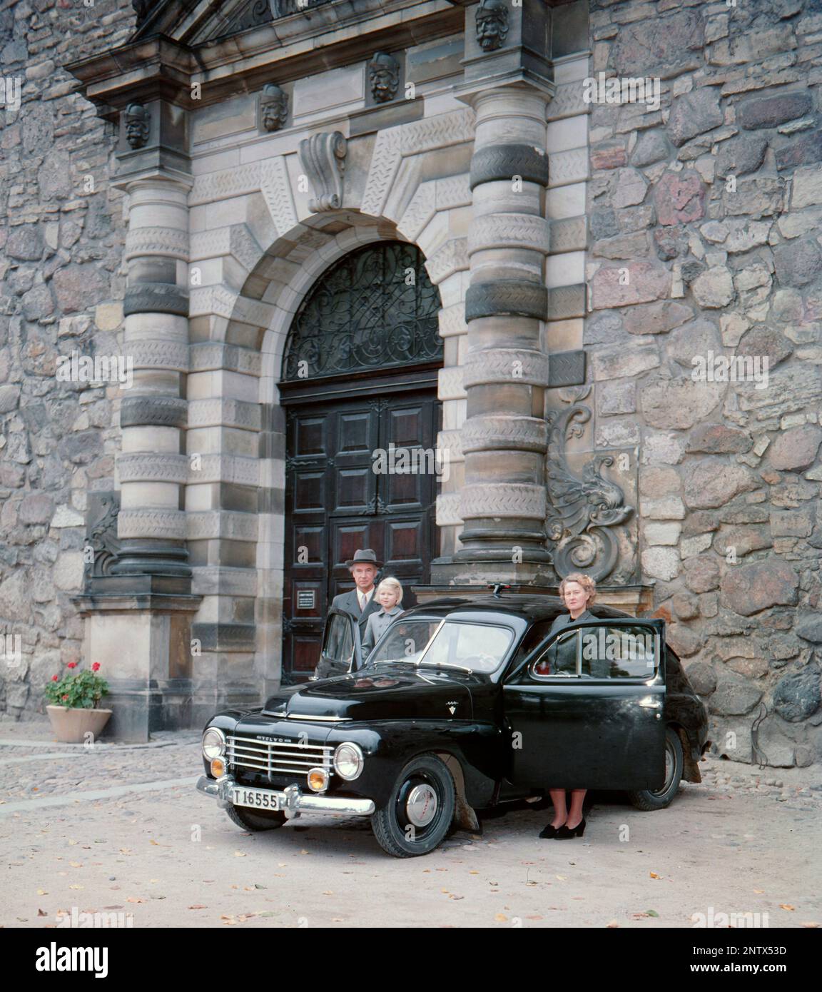 Auto Volvo negli anni '1950s. Volvo PV 444 era una delle auto Volvo più popolari mai ed era un po 'di un folkcar degli svedesi. 196005 automobili sono state fabbricate ed ha caratterizzato il bagagliaio spazioso, buona resistenza alla ruggine, l'interno dell'automobile che può formarsi in un letto ed il servizio di Volvo. Il modello PV 444 è stato presentato come prototipo 1944 e le vetture di prima consegna sono state rilasciate il 8 febbraio 1947. La foto mostra un orgoglioso proprietario Volvo negli anni '1950s. Rif. Conard BV87-1 Foto Stock