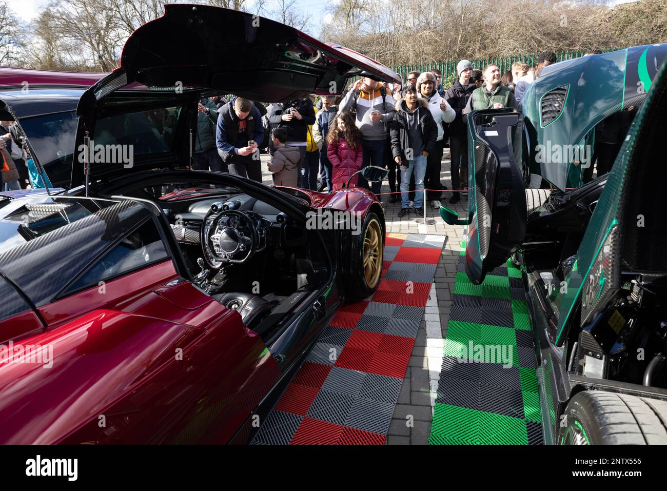 Durante il fine settimana si sono riuniti a Soprers House per ammirare alcune delle iperautomobili più costose e rare del mondo, Hertfordshire, Regno Unito Foto Stock