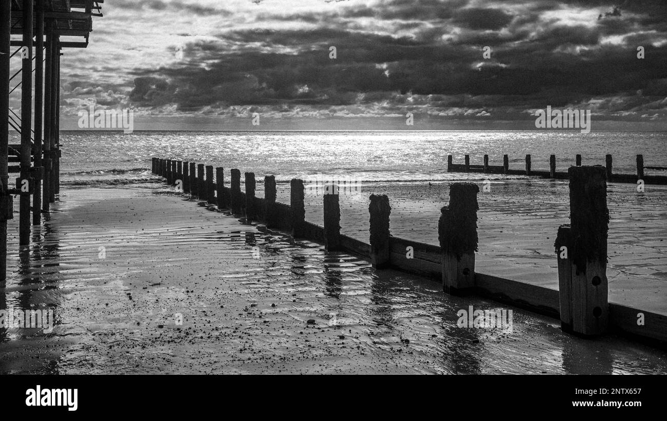 Una vista sulla spiaggia di Bognor Regis con la bassa marea sotto il Molo di Bognor Regis verso il canale della Manica Foto Stock