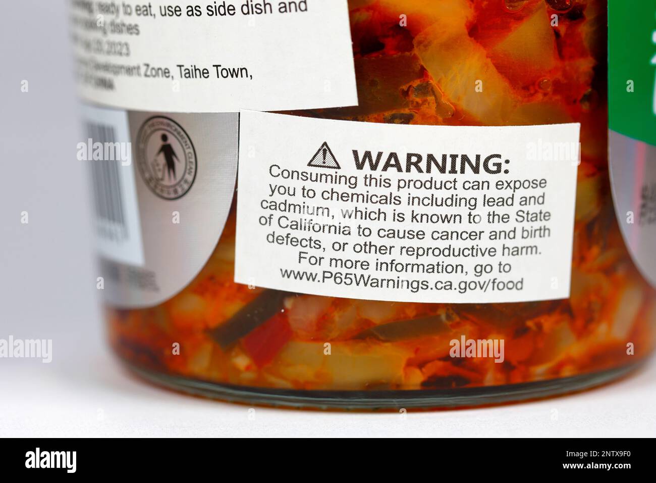 Un'etichetta di avvertenza Prop 65 su un vasetto di verdure sottaceto. Proposition 65 è una legge californiana approvata nel 1986 che richiede etichette di avvertimento ... Foto Stock