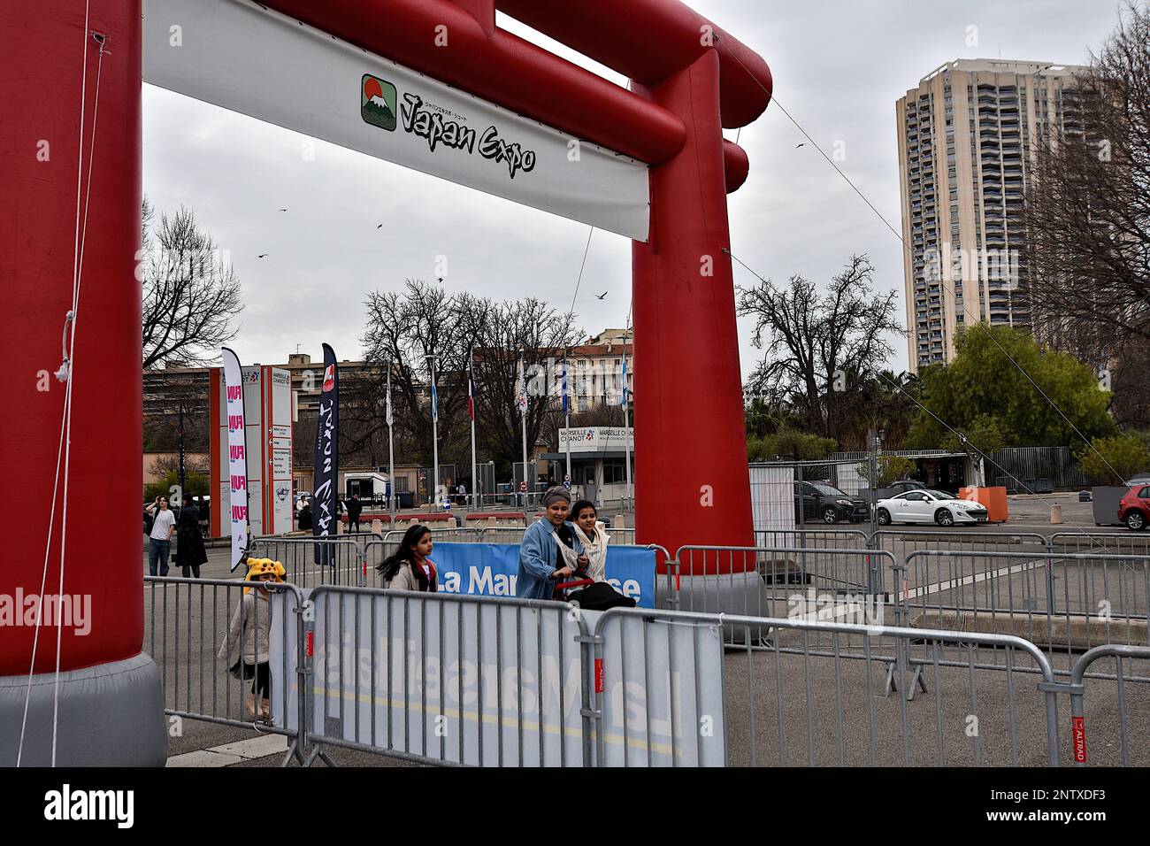 Marsiglia, Francia. 25th Feb, 2023. Si vedono persone che arrivano all'ingresso del Japan Expo Sud a Marsiglia. L'edizione 13th del Japan Expo Sud si è svolta dal 24 al 26 febbraio 2023 al Parc Chanot di Marsiglia. Credit: SOPA Images Limited/Alamy Live News Foto Stock