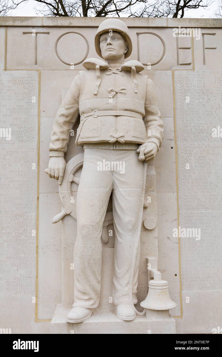 Statua in pietra scolpita di un guardatore della costa del WW2 sulle pareti dei dispersi al cimitero e memoriale americano di Cambridge, Madingley, Cambridgeshire, Engl Foto Stock