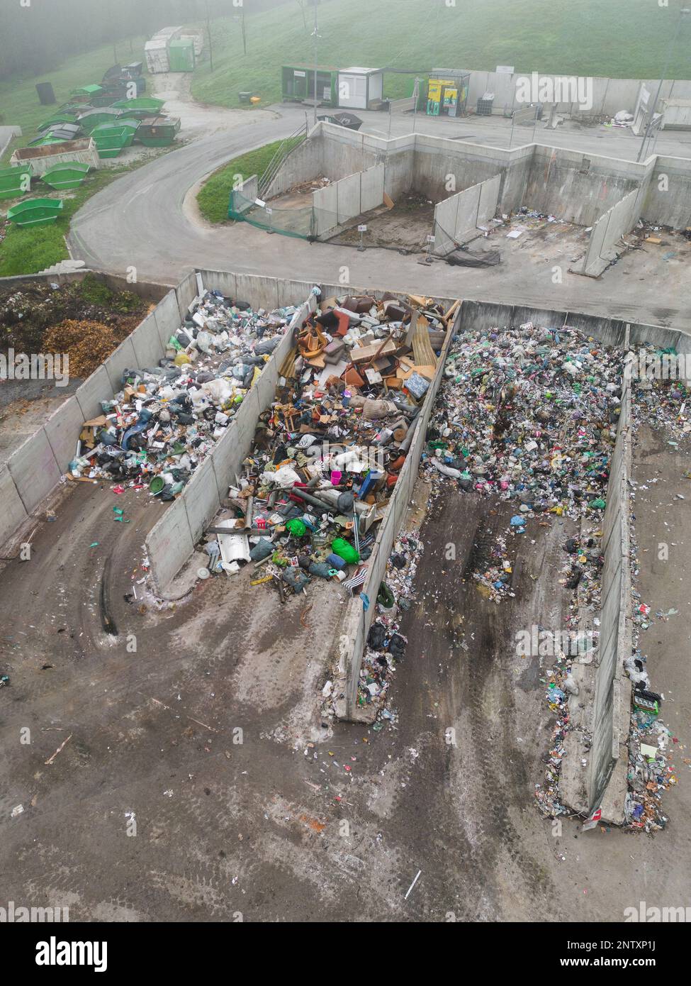 Stazione di trasferimento dei rifiuti, punto di raccolta dei rifiuti in un sito di smaltimento finale, impianti di recupero dei materiali, centro di riciclaggio, tiro aereo. Foto Stock