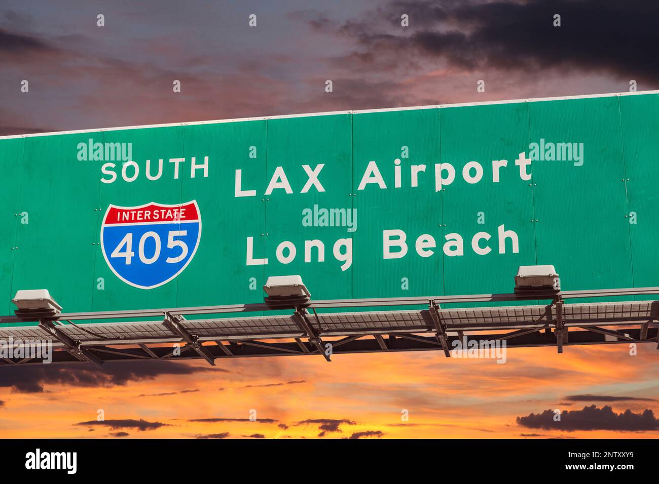 LAX Airport e Long Beach, superstrada sopraelevata, cartello sull'Interstate 405 con il cielo tramonto. Foto Stock