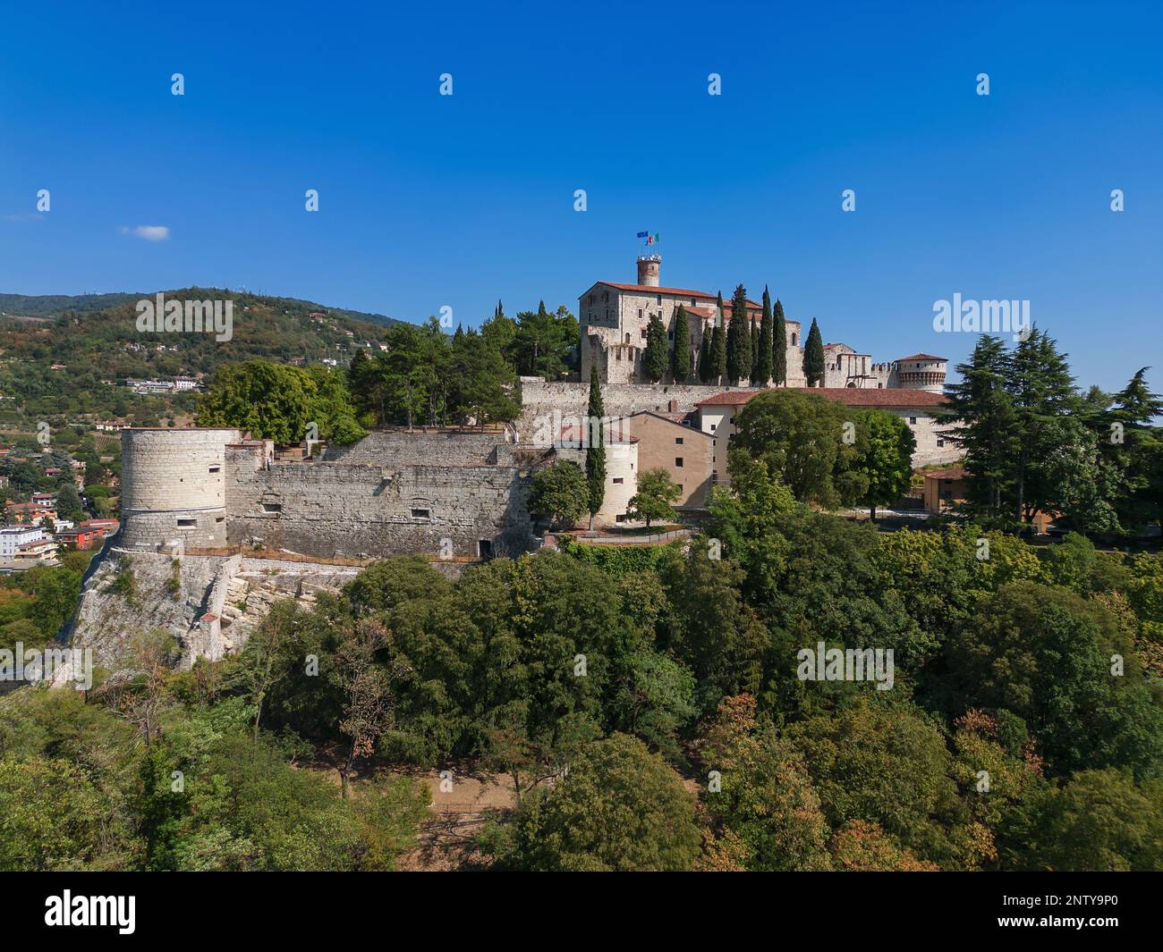 Splendida vista sul parco antico e sulla collina (colle Cidneo) con lo storico castello di Brescia. Lombardia, Italia Foto Stock