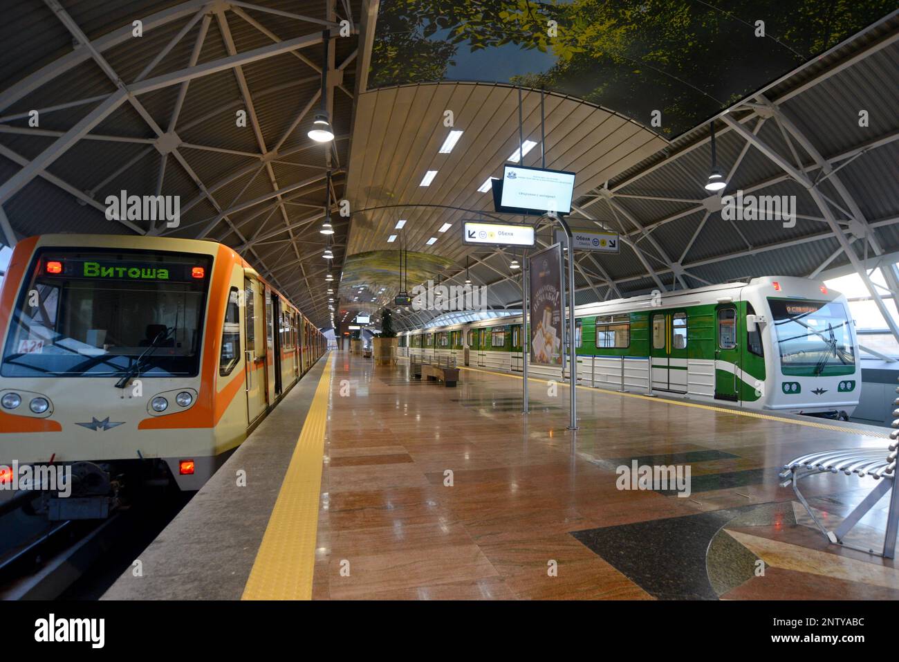 Stazione della metropolitana dell'aeroporto di Sofia, con treni costruiti in russia dalla compagnia Metrowagonmash presso le piattaforme, Sofia, Bulgaria Foto Stock