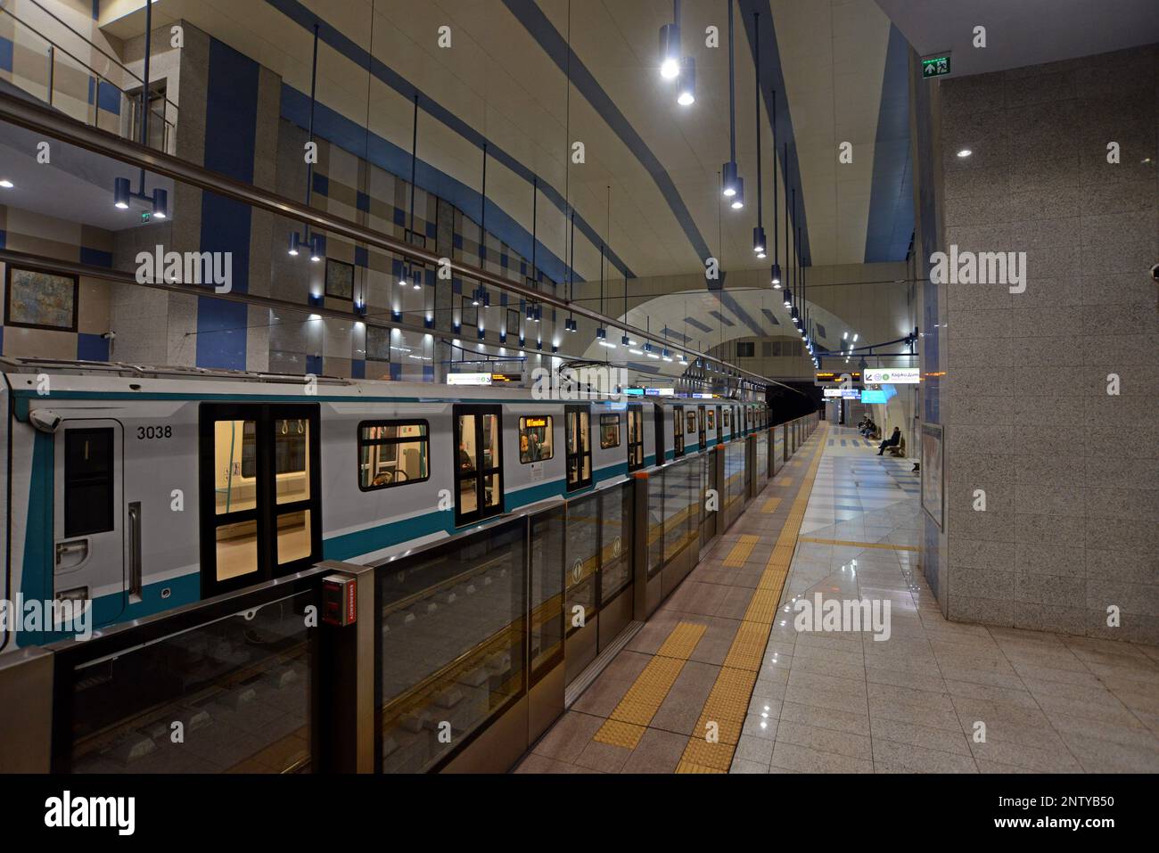 Stazione Medical University sulla linea 3 della metropolitana Sofia, Bulgaria, treno Siemens Inspiro al binario, con le porte di bordo della piattaforma Foto Stock