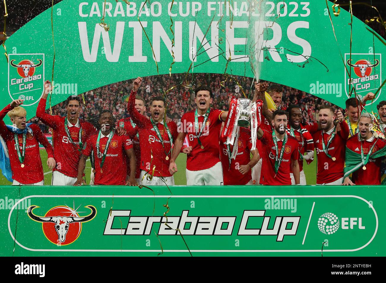 Harry Maguire del Manchester United è visto sollevare la Carabao Cup durante la presentazione post-partita - Manchester United contro Newcastle United, Carabao Cup Final, Wembley Stadium, Londra, Regno Unito - 26th Febbraio 2023 solo per uso editoriale - si applicano le restrizioni DataCo Foto Stock