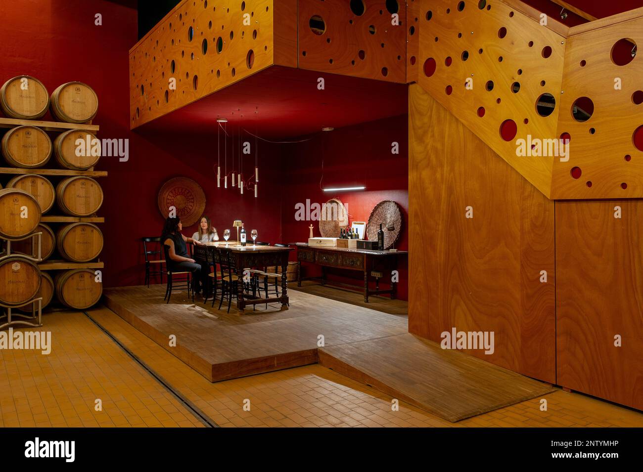 La suggestiva zona di degustazione all'interno della cantina Argiolas a Serdiana, Sardegna, Italia Foto Stock