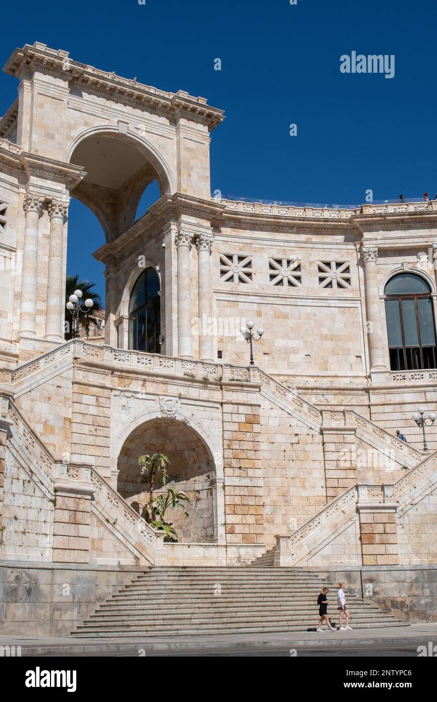 L'imponente Bastioni Saint Remy, un edificio risalente agli inizi del XX secolo, uno dei punti salienti del centro storico di Cagliari, Sardegna, Italia Foto Stock
