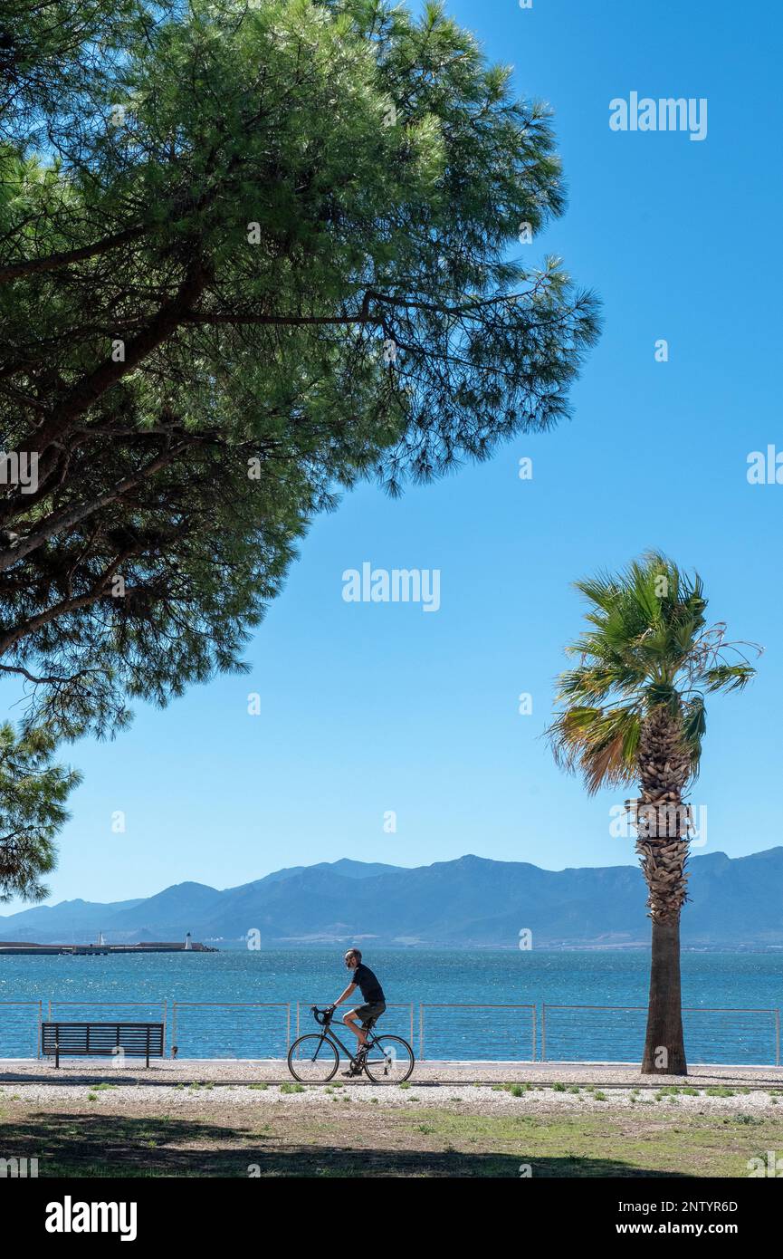 Un uomo in bicicletta di su Siccu, una piccola pineta vicino al porto di Cagliari, Sardegna, Italia Foto Stock