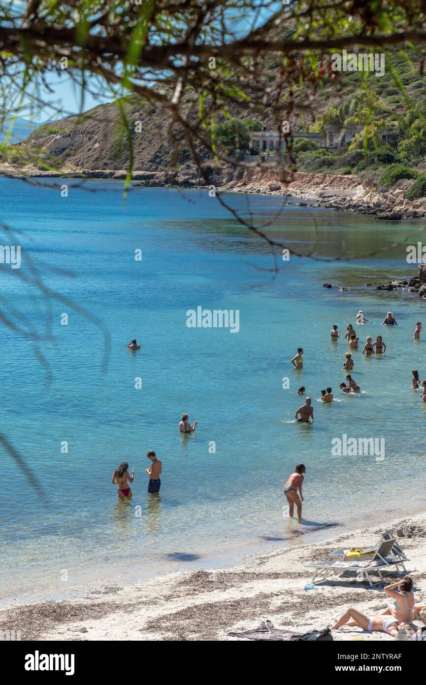 Persone in una spiaggia vicino a Cagliari, Sardegna, Italia Foto Stock