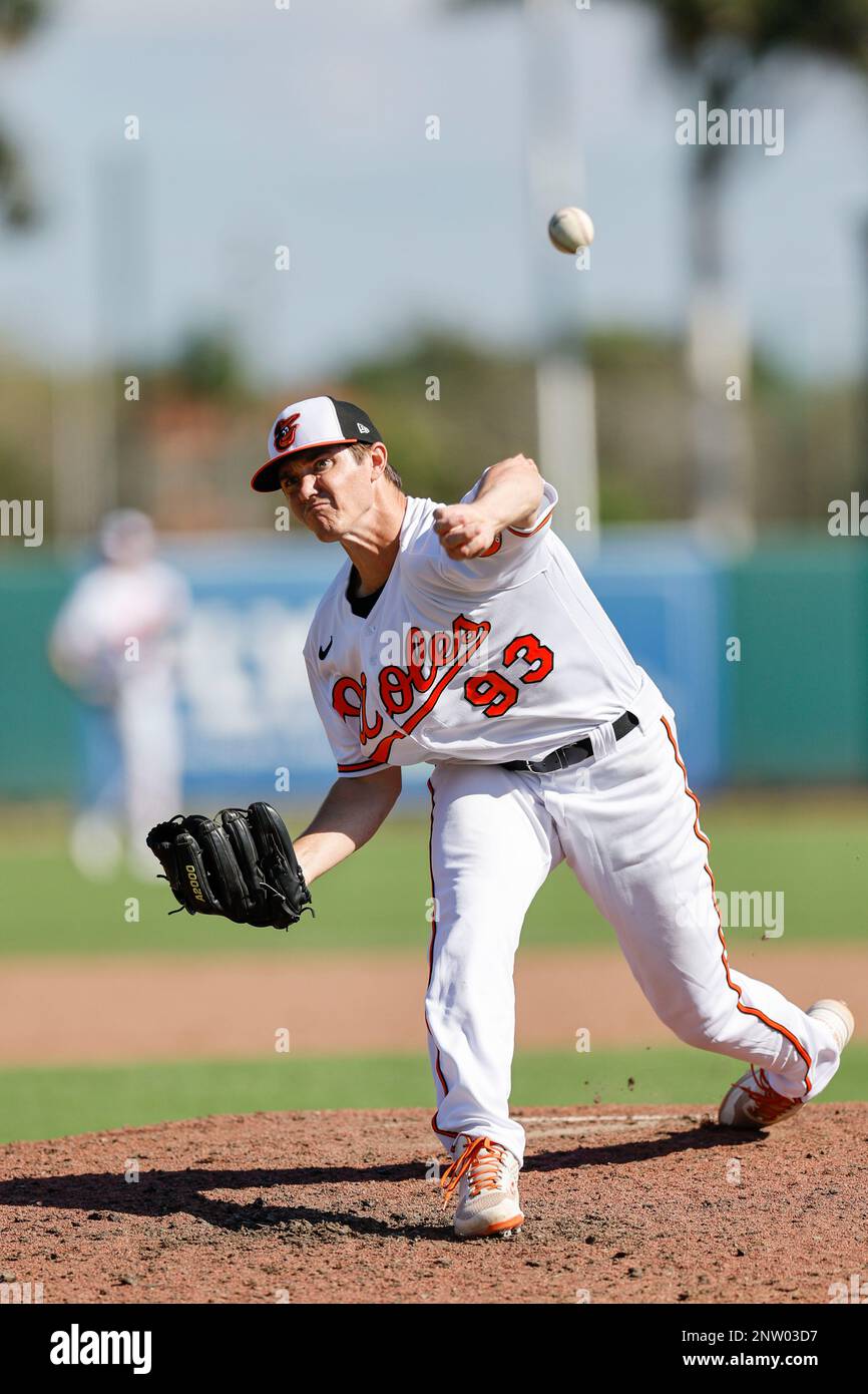 Sarasota FL USA; Baltimore Orioles Pitcher Cade Povich offre un campo durante una partita di allenamento primaverile MLB contro i raggi della baia di Tampa a ed Smith Stad Foto Stock