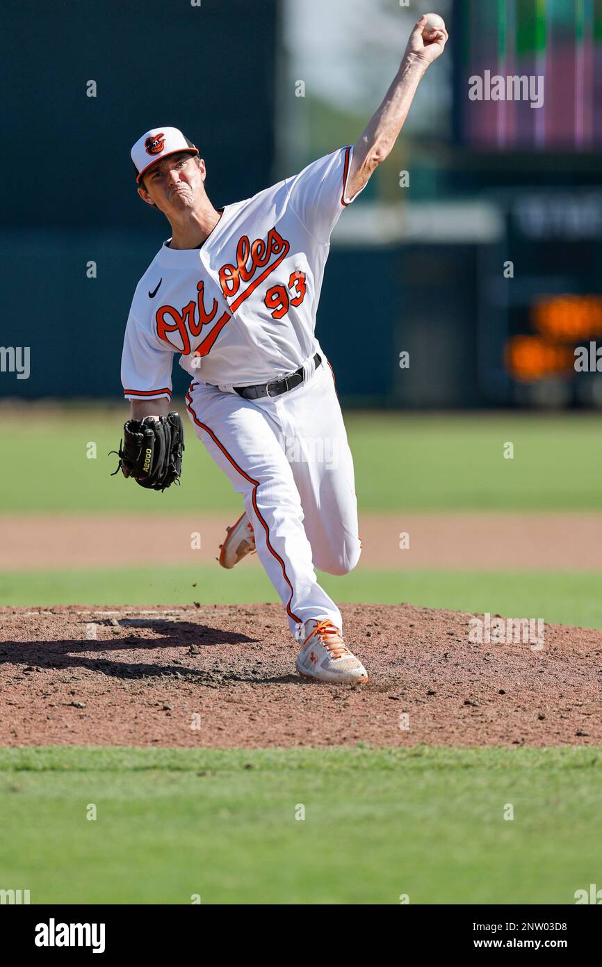 Sarasota FL USA; Baltimore Orioles Pitcher Cade Povich offre un campo durante una partita di allenamento primaverile MLB contro i raggi della baia di Tampa a ed Smith Stad Foto Stock