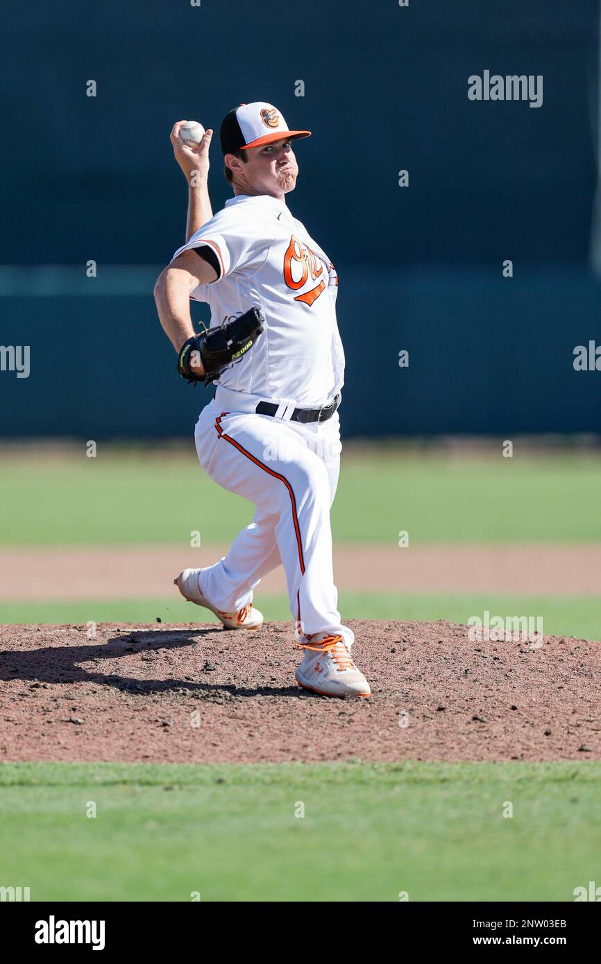 Sarasota FL USA; Baltimore Orioles Pitcher Cade Povich offre un campo durante una partita di allenamento primaverile MLB contro i raggi della baia di Tampa a ed Smith Stad Foto Stock