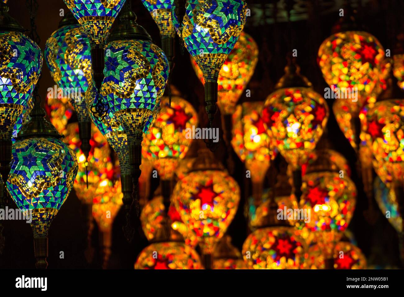 Immagine colorata di decine di lampade a mosaico orientali dai colori vivaci. Foto Stock