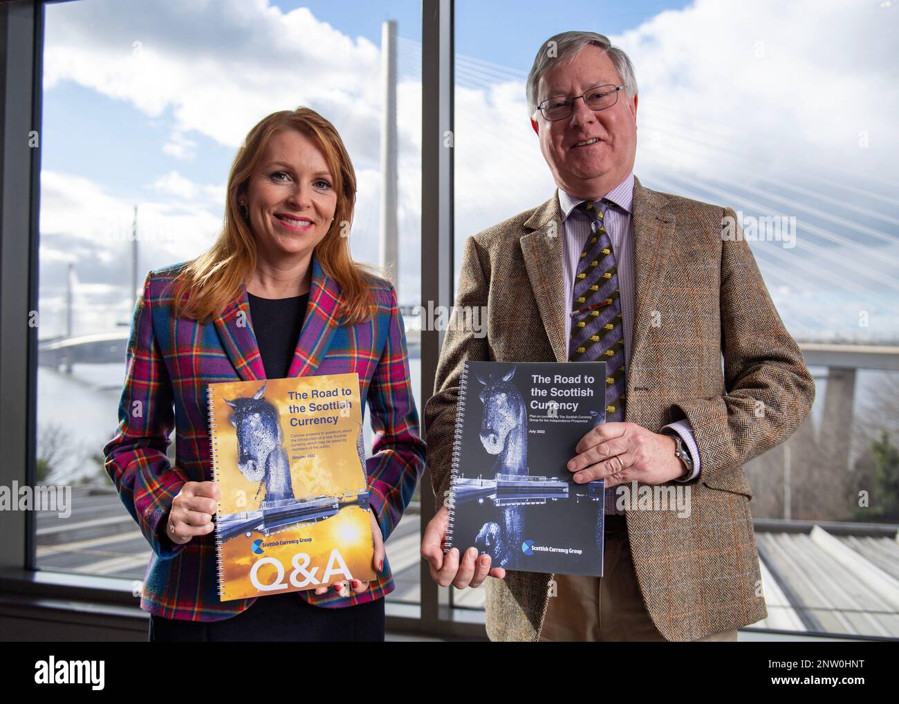 *EMBARGOED FINO A 00:01 ORE IL MERCOLEDÌ MATTINA 1ST MARZO 2023* NORTH QUEENSFERRY, SCOTLAND, UK. 24 febbraio 2023. NELLA FOTO: (L) Ash Regan MSP svela piani valutari con, (R) Tim Rideout, Convener del Scottish Currency Group, come parte della sua pianificazione strategica per una Scozia indipendente. La scorsa settimana, Ash Regan si è Unito alla gara elettorale in piedi contro Kate Forbes MSP e Humza Yousaf MSP, per diventare Scottish National Party leader (SNP) e primo ministro della Scozia, dopo che Nicola Sturgeon ha annunciato la sua intenzione di dimettersi alla fine di questo mese. Credit: Colin D Fisher/CDFIMAGES.COM Foto Stock