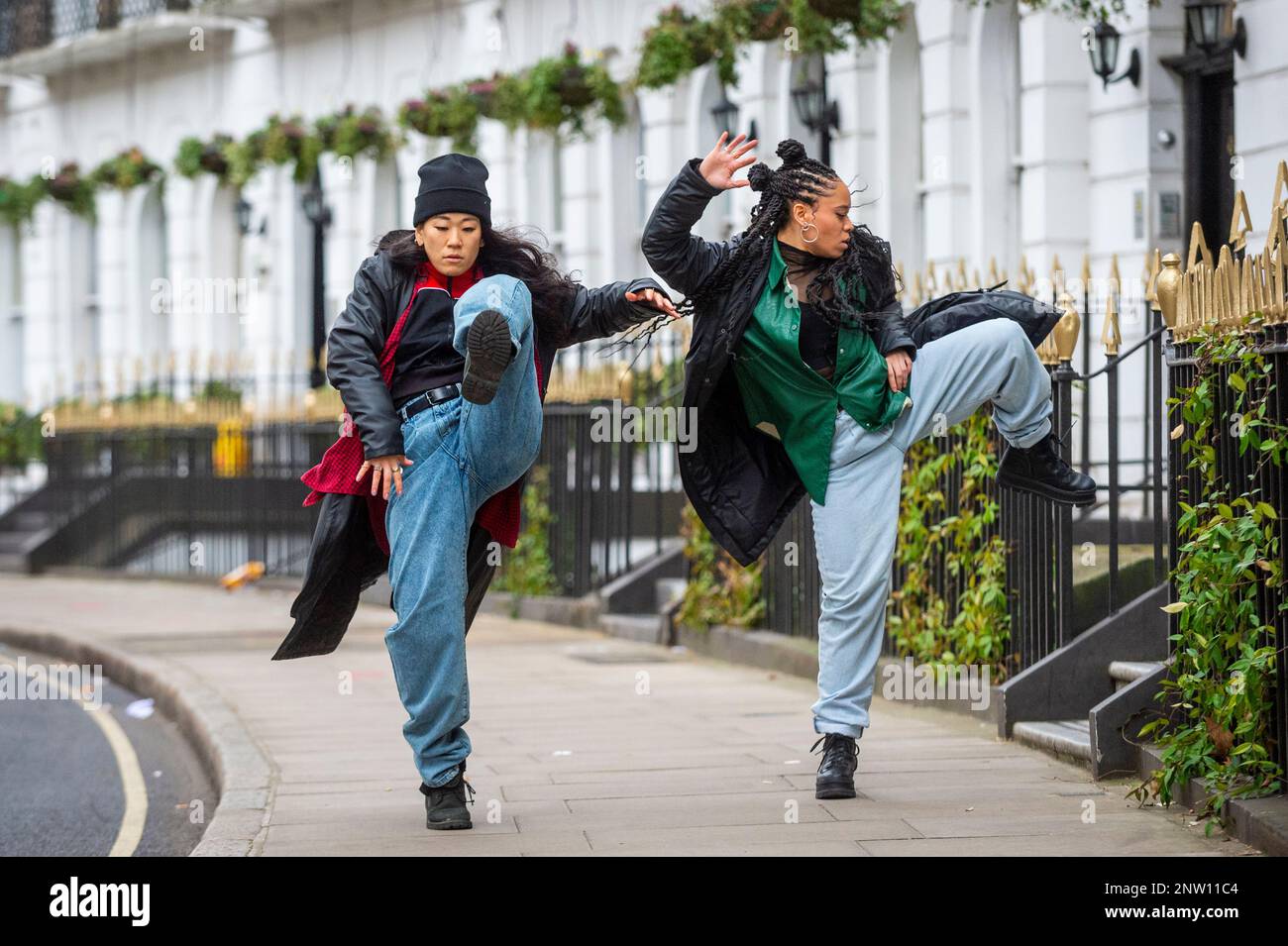 Londra, Regno Unito. 28 febbraio 2023. Compagnia di danza SAY (Sarah Golding e Yukiko Masui) ad una fotocall vicino a King’s Cross per ‘The album’, il loro concerto-incontro-danza spettacolo, che sarà in tournée nel paese nel mese di marzo. Credit: Stephen Chung / Alamy Live News Foto Stock