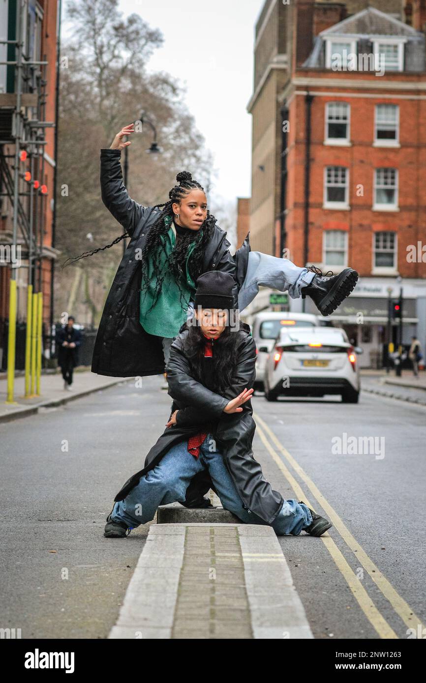 Londra, Regno Unito. 28th Feb, 2023. Sarah e Yukiko. DIRE, il concerto-meets-dance show l'album è in tournée a marzo. Creato dall'innovativa compagnia di danza SAY (Sarah Golding e Yukiko Masui, nella foto), lo spettacolo dinamico, un mix di musica, storie personali e danza, unisce la musica underground con l'emozione della danza contemporanea. Credit: Imageplotter/Alamy Live News Foto Stock