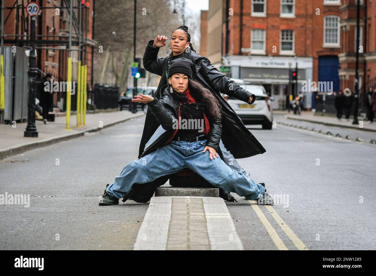 Londra, Regno Unito. 28th Feb, 2023. Sarah e Yukiko. DIRE, il concerto-meets-dance show l'album è in tournée a marzo. Creato dall'innovativa compagnia di danza SAY (Sarah Golding e Yukiko Masui, nella foto), lo spettacolo dinamico, un mix di musica, storie personali e danza, unisce la musica underground con l'emozione della danza contemporanea. Credit: Imageplotter/Alamy Live News Foto Stock