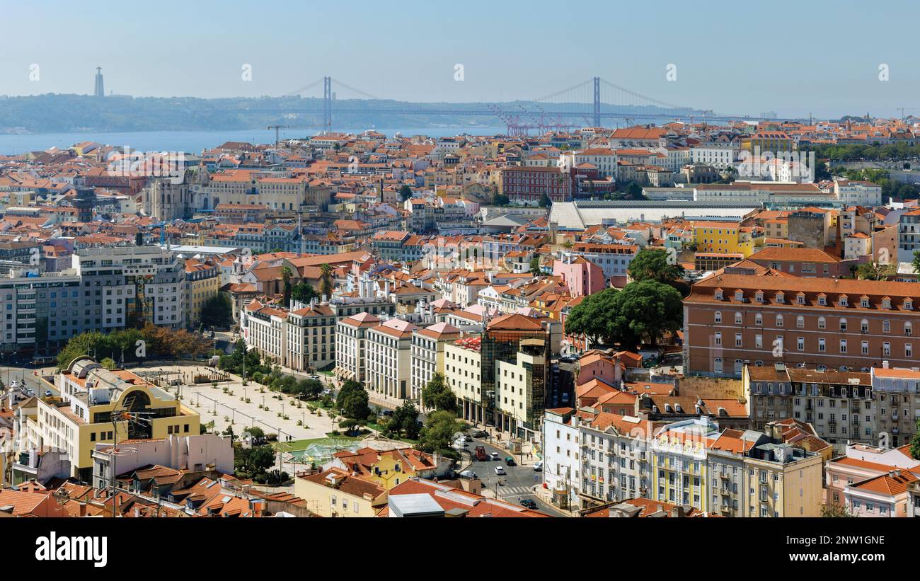 Lisbona, Portogallo. La città vista da Miradouro da Senhora do Monte/la Signora del punto panoramico della collina. Il 25th aprile ponte e il fiume Tago in backgro Foto Stock