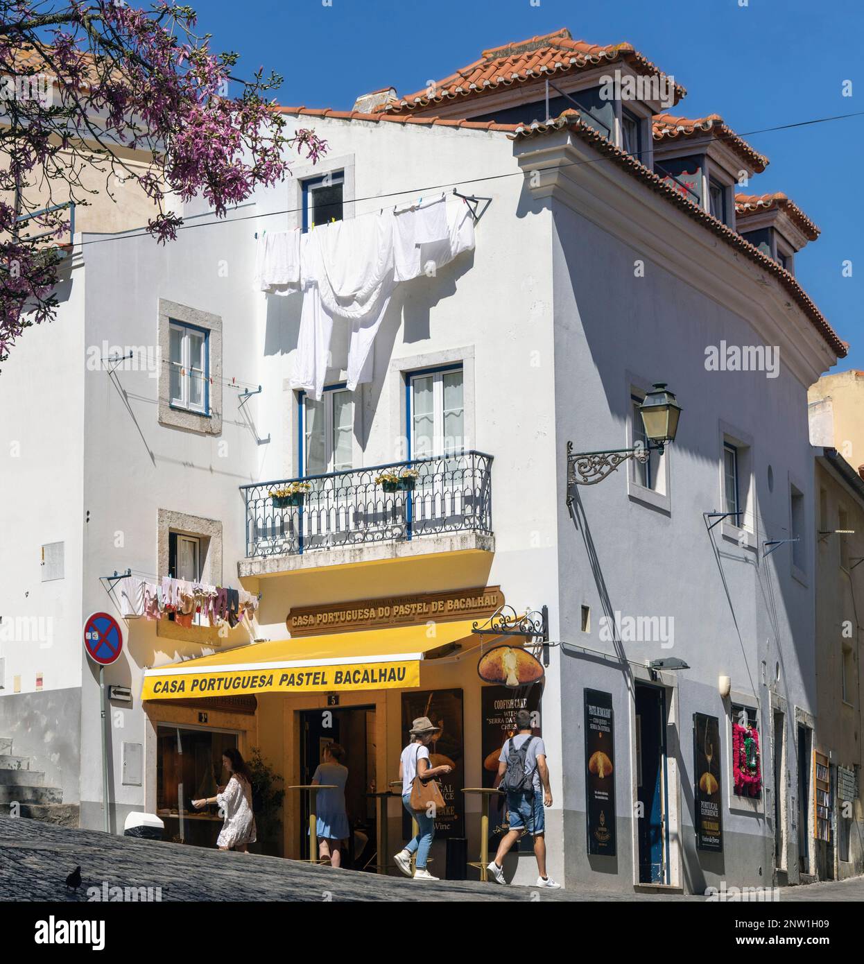 Lisbona, Portogallo. Casa Portuguesa do pastel de Bacalhau, parte di una popolare catena di negozi che vendono dolci di merluzzo al di fuori delle mura del castello di Foto Stock