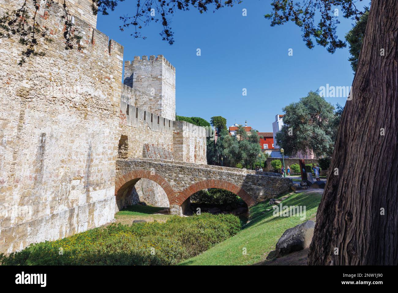 Lisbona, Portogallo. Ingresso al Castelo de Sao Jorge/il Castello di San Giorgio sul fossato ormai asciutto. Foto Stock