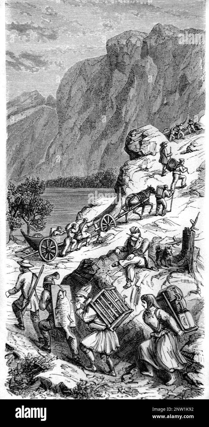 Sami People o Lapp Porters che trasportano merci e trasportano una barca di legno lungo gli stretti sentieri costieri, le piste e i sentieri Mule della Lapponia o della Regione Sapmi o della Scandinavia. Vintage Engraving o Illustrazione 1862 Foto Stock